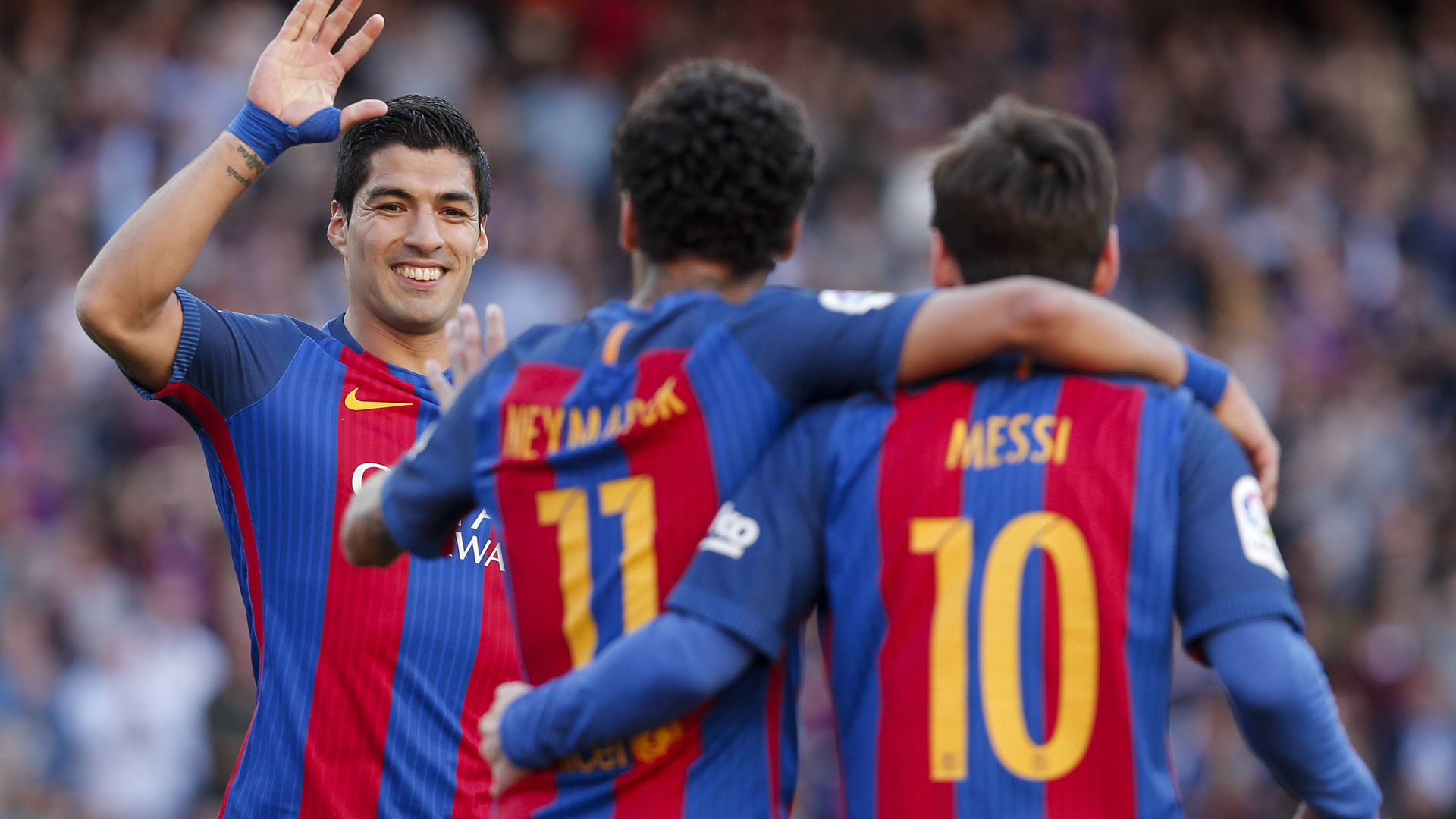 Neymar soutient Lionel Messi dans son tacle à la direction du Barça