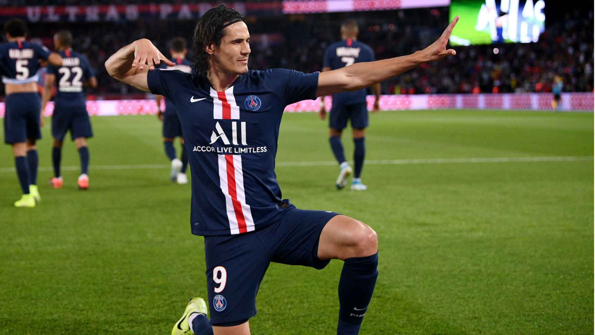 PSG striker Cavani committed to playing on in Europe