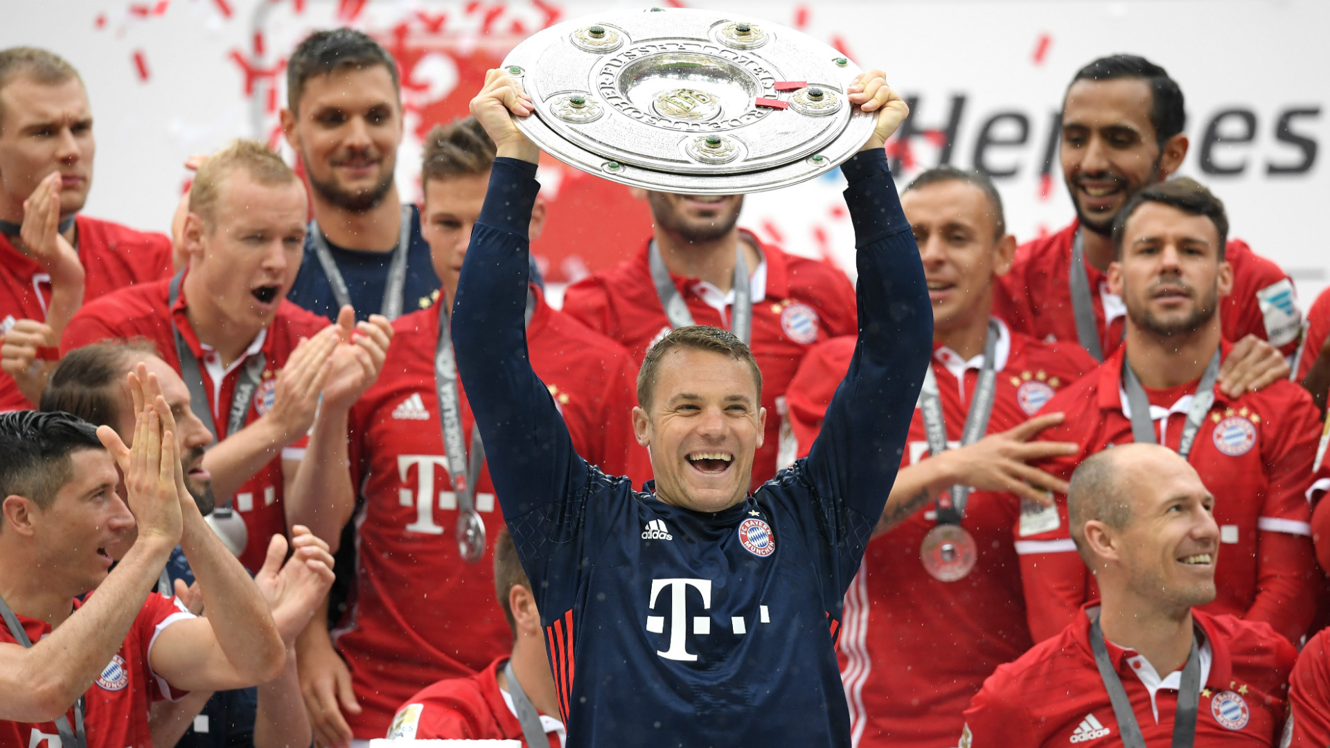 Bayern Munich goalkeeper Neuer signs new contract through to 2023