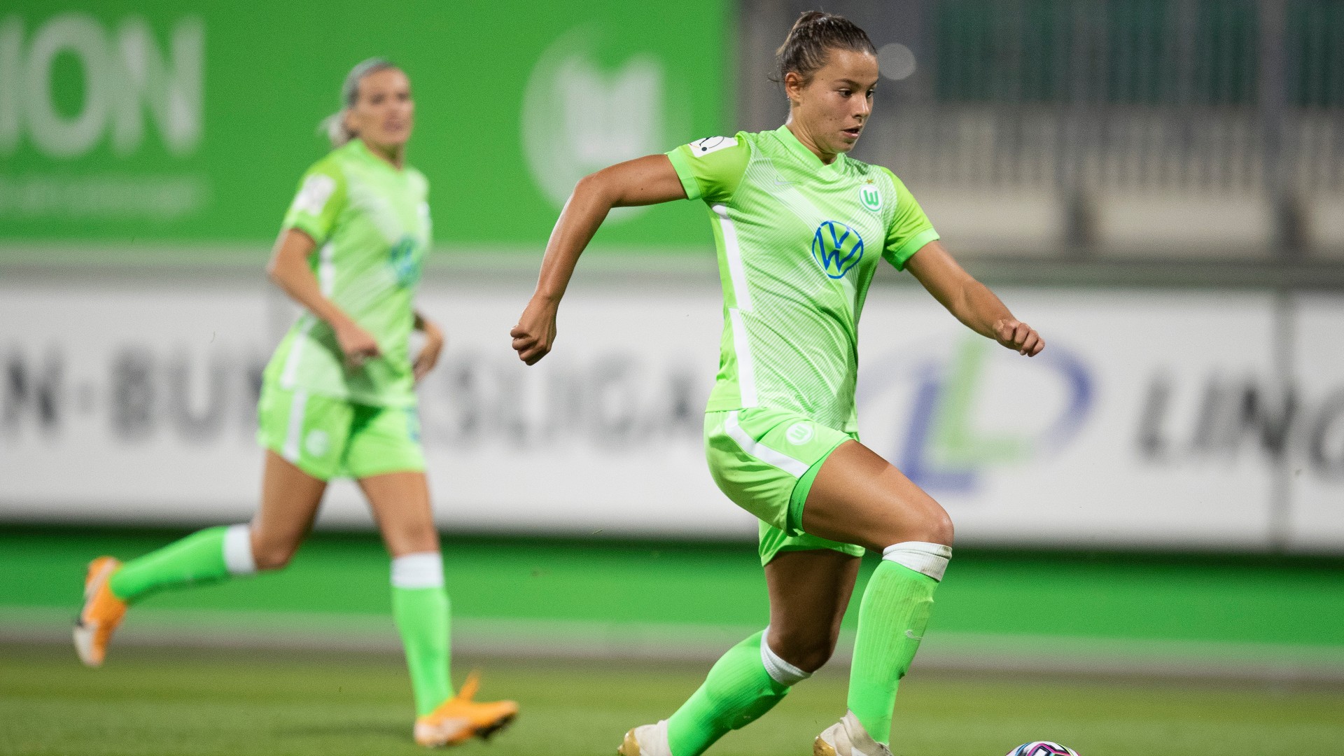 Oberdorf signs new contract with Wolfsburg until 2024