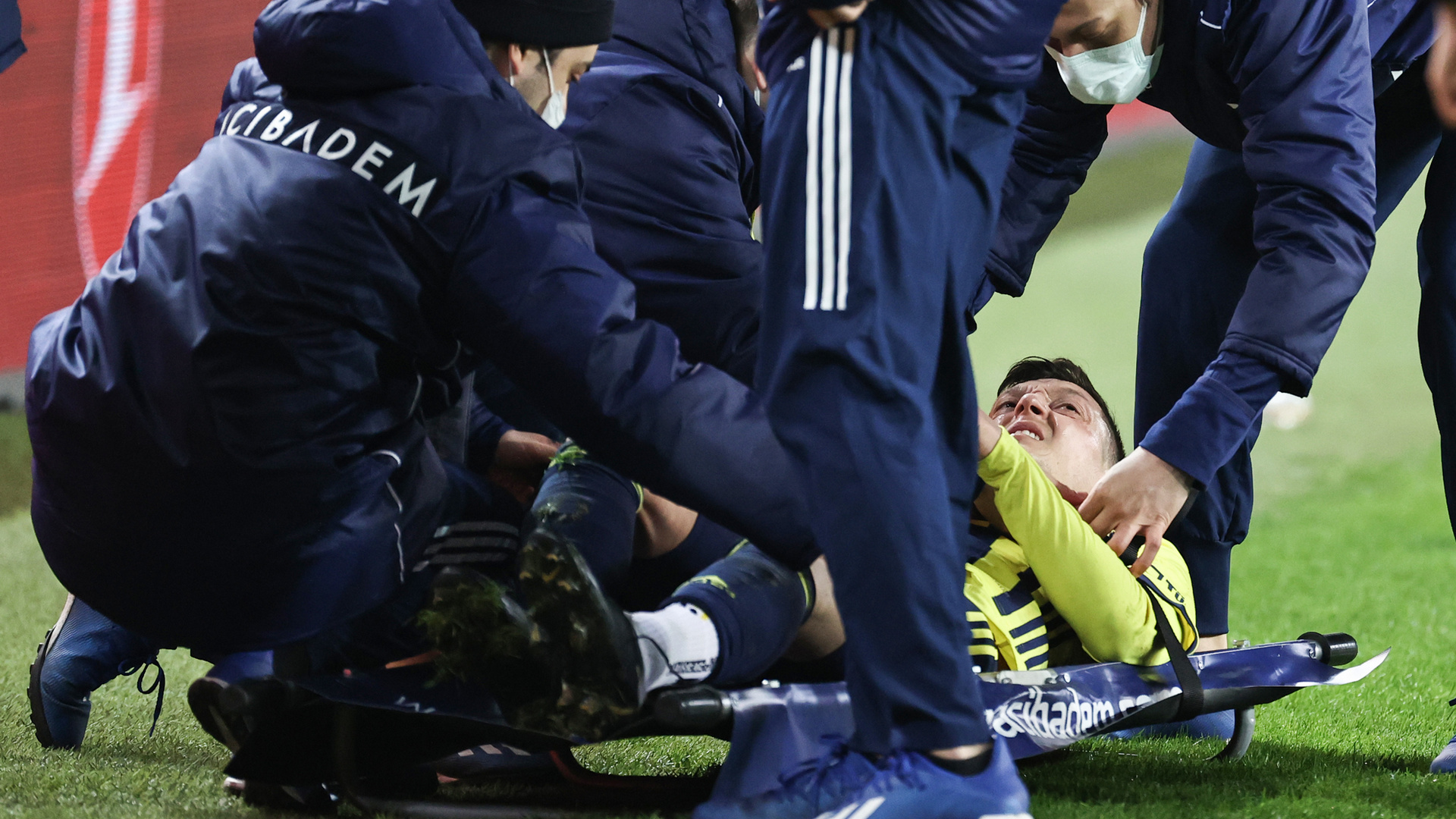 Fenerbahçe, Mesut Özil touché à la cheville et absent plus d'un mois