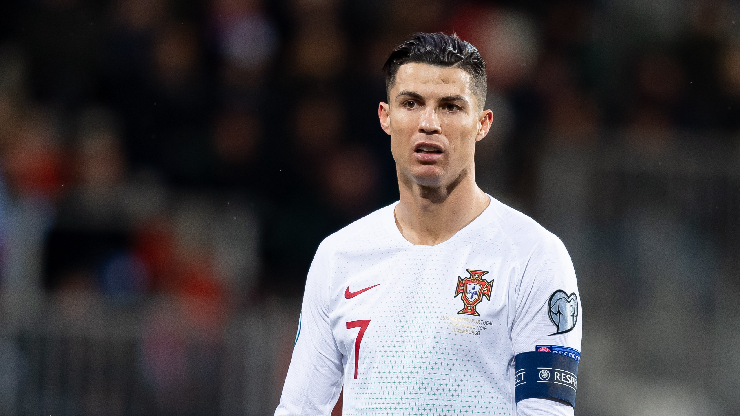 Ronaldo reprimanded for not wearing a mask while watching Portugal