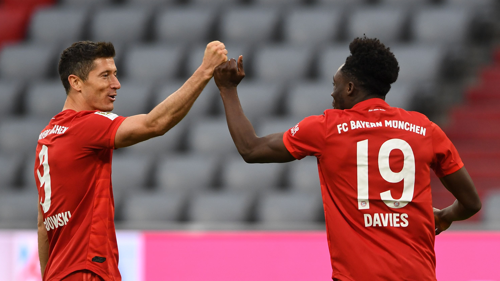 Lewandowski claque un doublé et dépasse Immobile