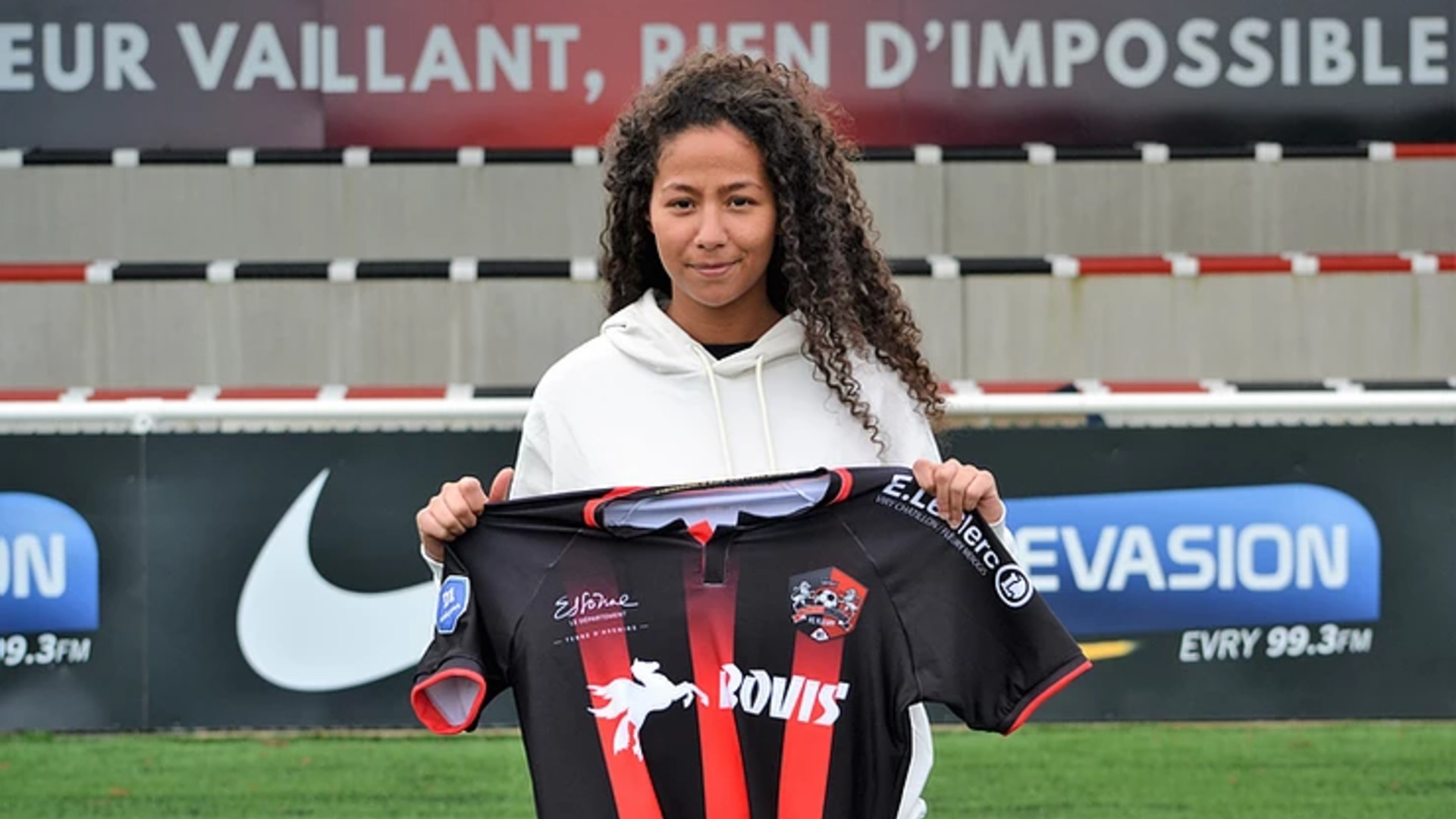 Lina Chabane: Fleury 91 sign Algeria midfielder from Montauban