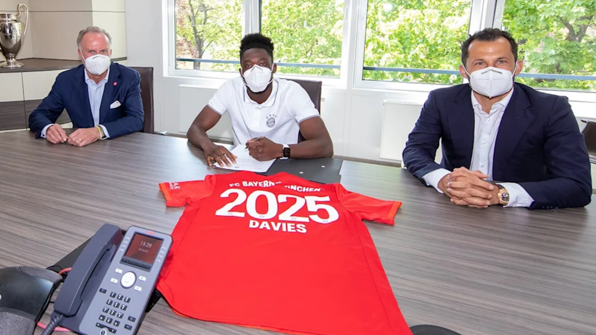 Bayern Munich, Davies prolonge jusqu'en 2025