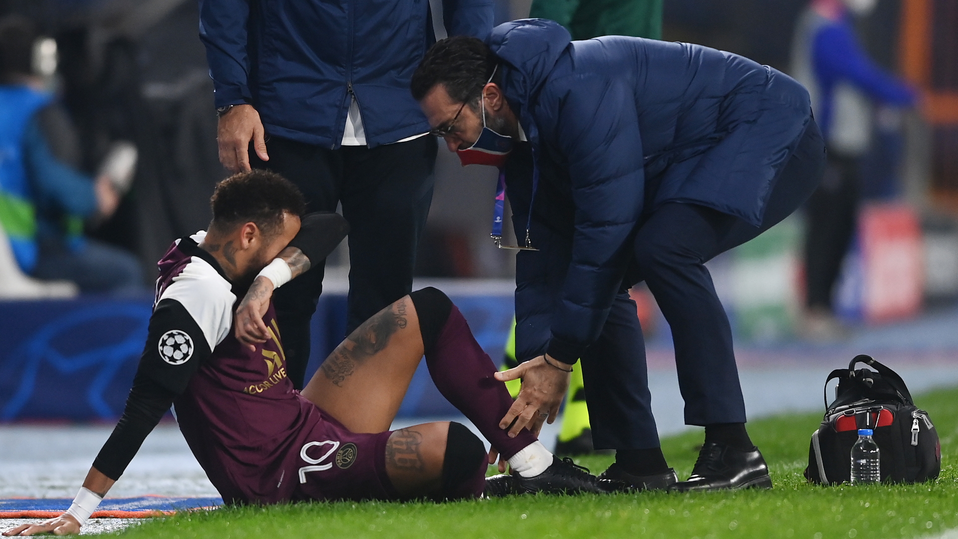'Neymar has incredibly sensitive feet' - Brazilian star suffers 'extreme pain' when fouled, says PSG assistant Low