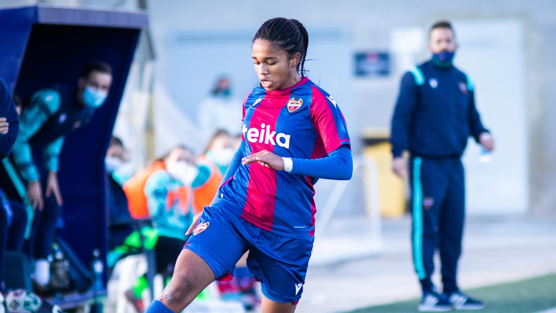 Andrea Okene celebrates first Reto Iberdrola goal of the season for Levante