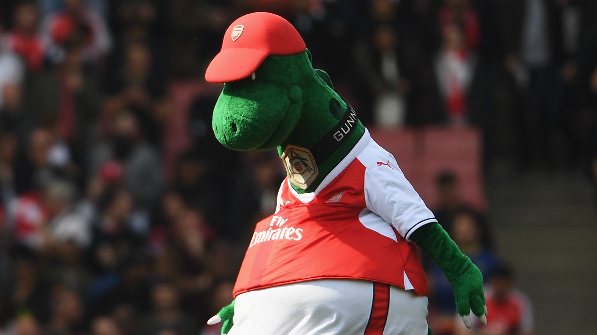 WTF - Ozil veut sauver la mascotte d'Arsenal !