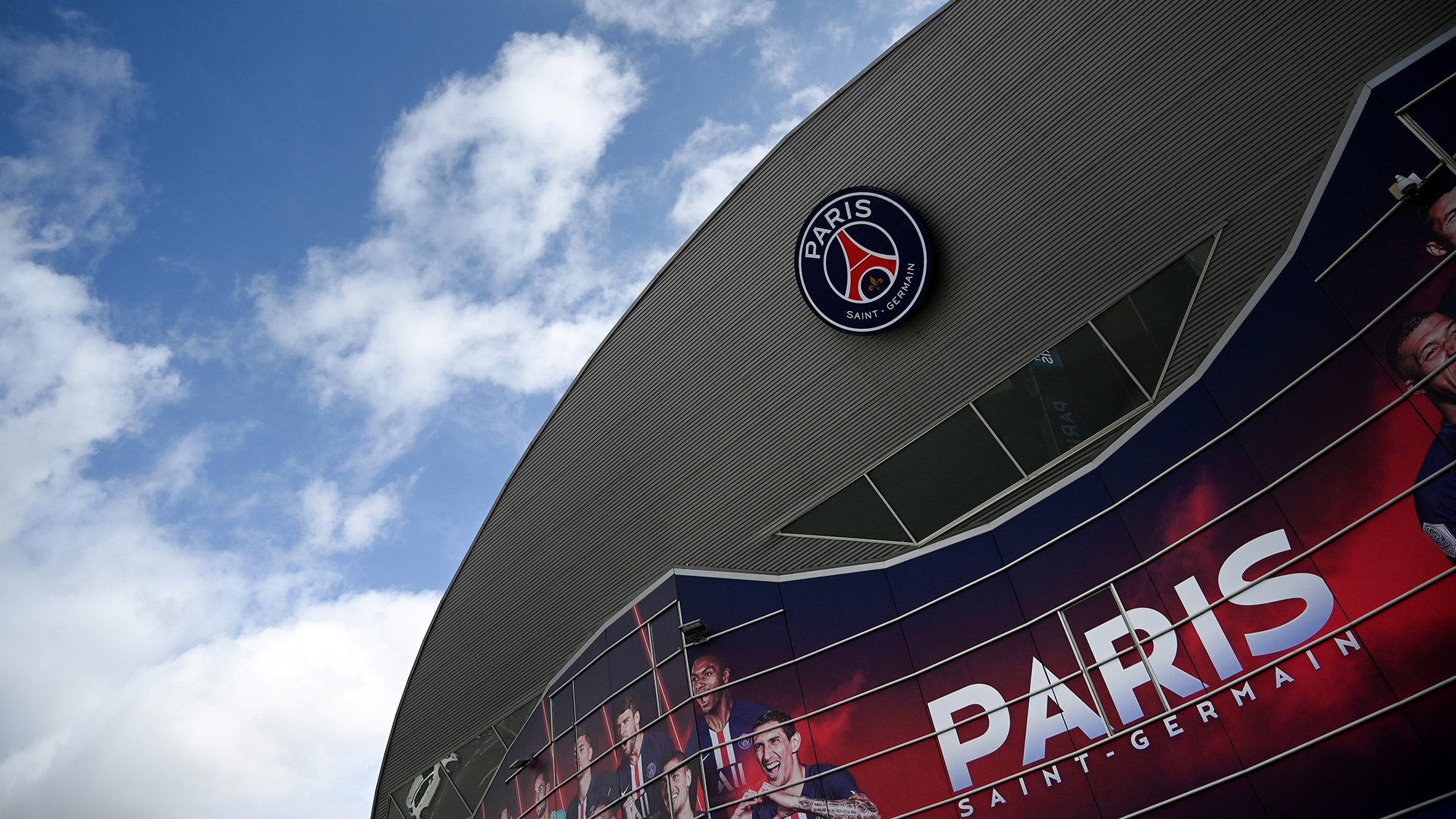Why are there no fans at the PSG vs Dortmund Champions League match?