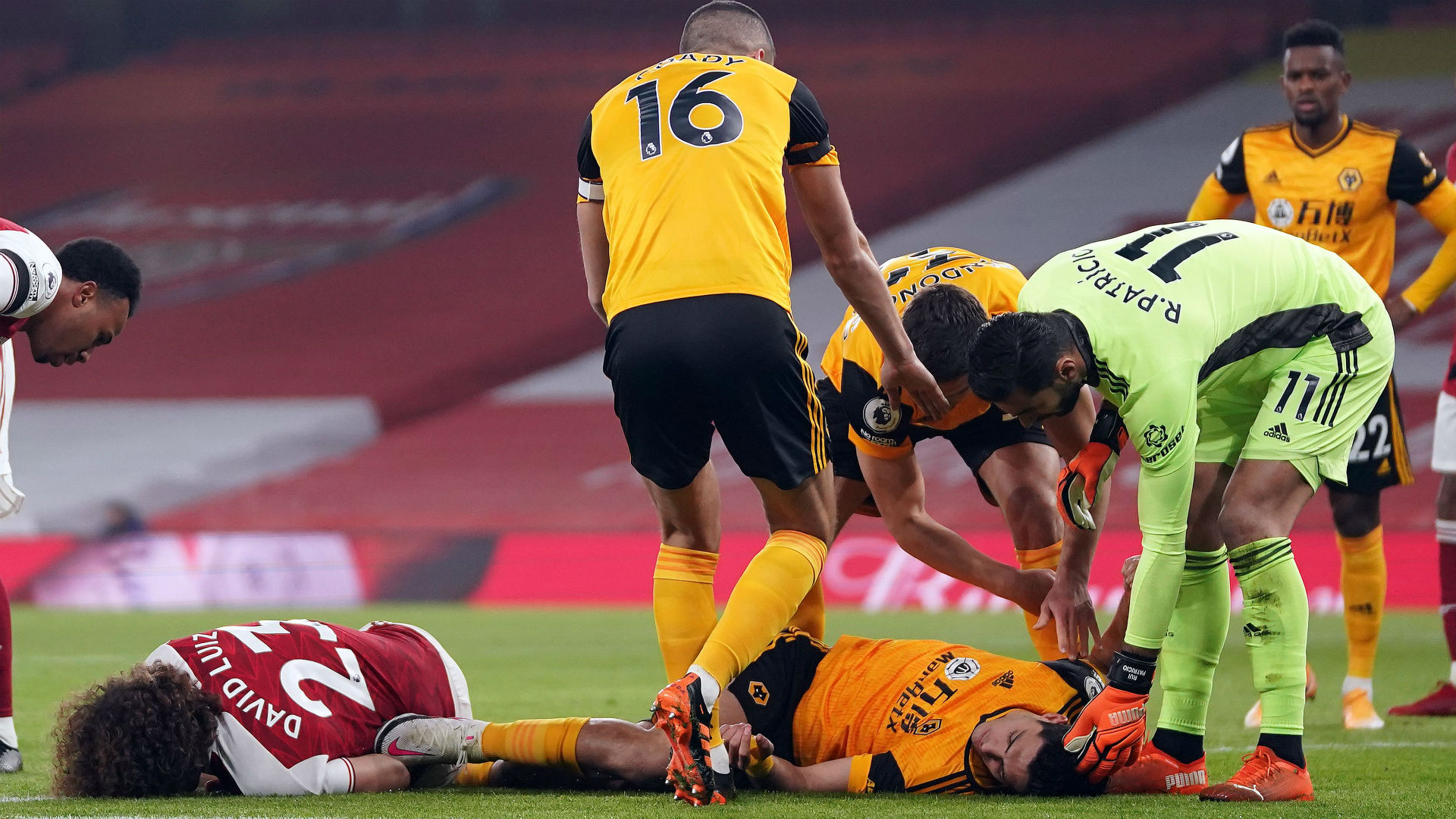 Wolves confirm Jimenez suffered fractured skull in clash of heads with David Luiz after Mexico striker undergoes operation