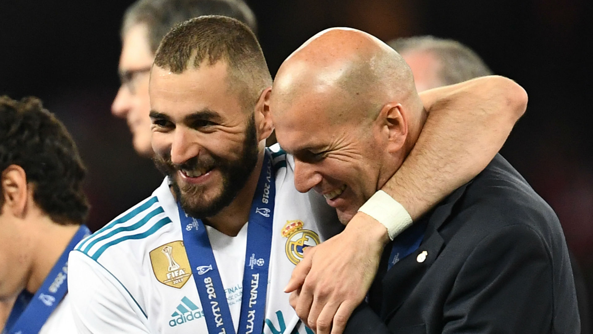 VIDEO - Les fans du Real Madrid rendent hommage à Zidane et Benzema