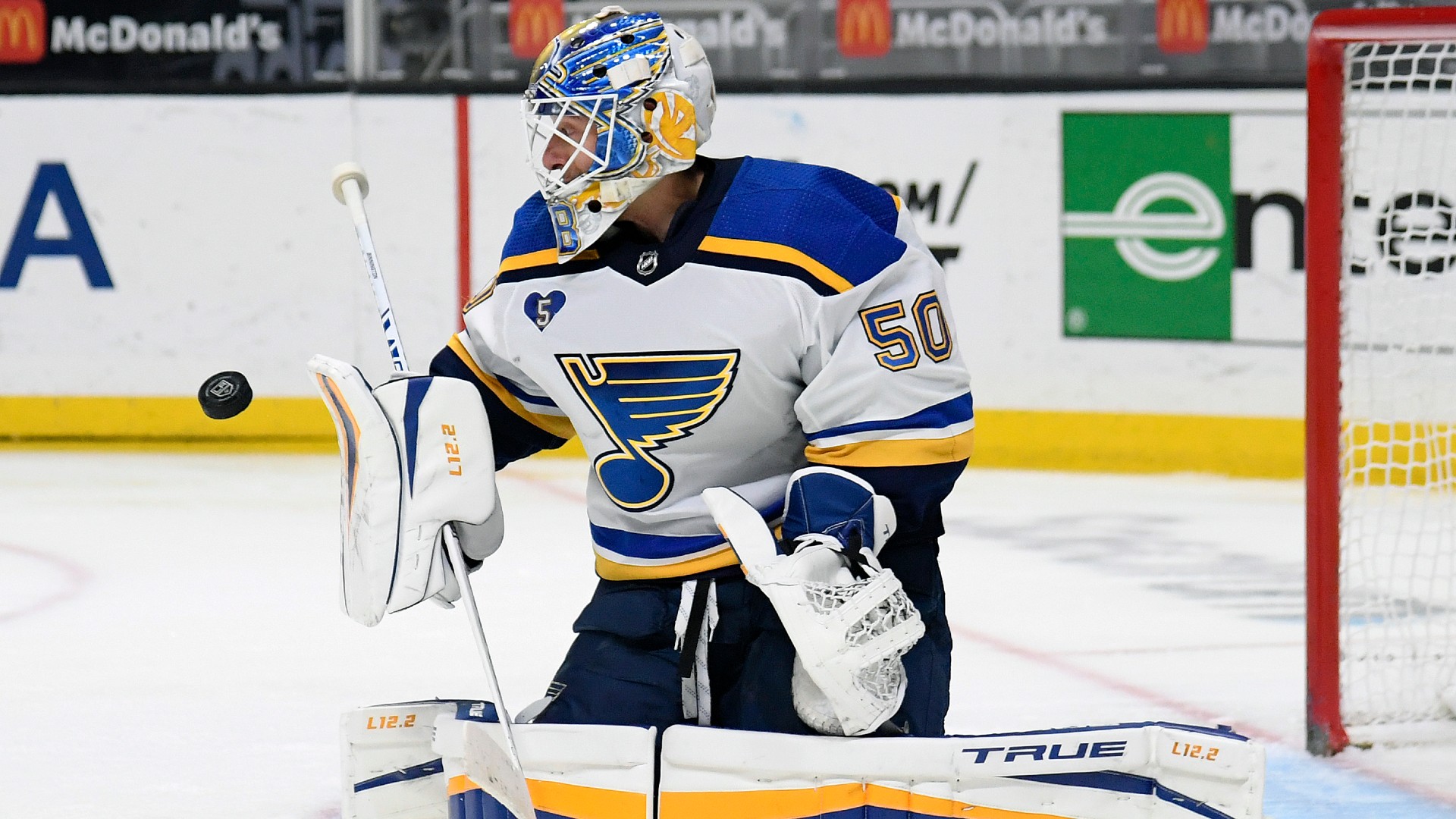 Jordan Binnington restrained from nearly starting goalie fight at end of Blues vs. Avalanche