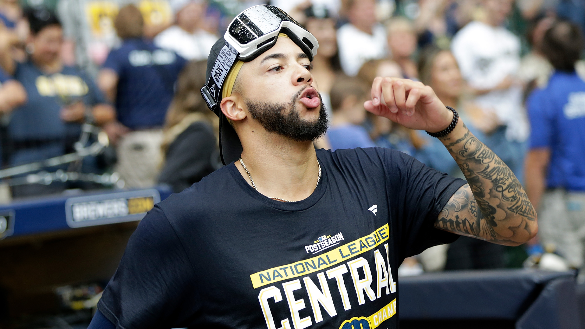 Brewers' reliever Devin Williams punches wall, prone to miss postseason run