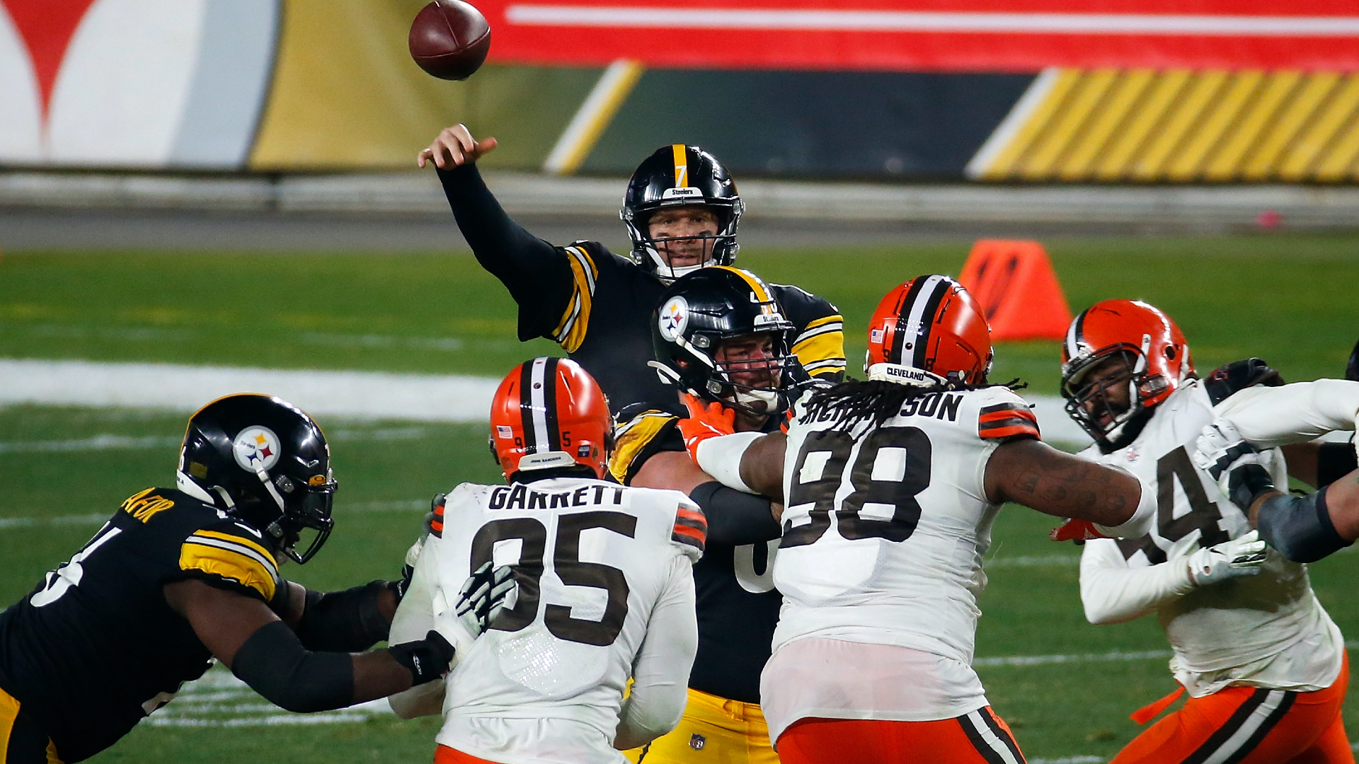 Steelers' Ben Roethlisberger leaves playoff loss in tears amid retirement speculation