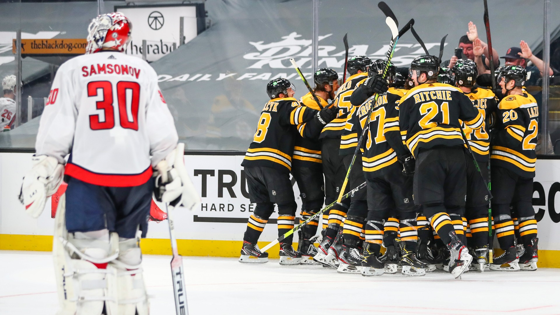 Bruins’ Craig Smith wins Game 3 in 2nd OT after Capitals’ miscommunication