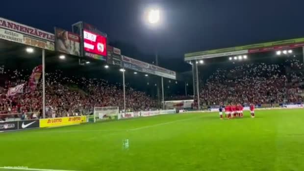 "You'll Never Walk Alone!" - So emotional verabschieden sich die Freiburg-Fans von ihrem Stadion | Viral "You'll Never Walk Alone!" - So emotional verabschieden sich die Freiburg-Fans von ihrem Stadion | Viral