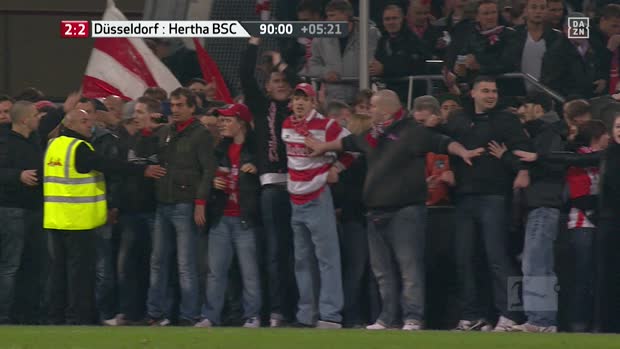 Relegation 2012: Als die Fortuna-Fans noch vor dem Abpfiff den Rasen stürmten | DAZN Bundesliga Archiv Relegation 2012: Als die Fortuna-Fans noch vor dem Abpfiff den Rasen stürmten | DAZN Bundesliga Archiv