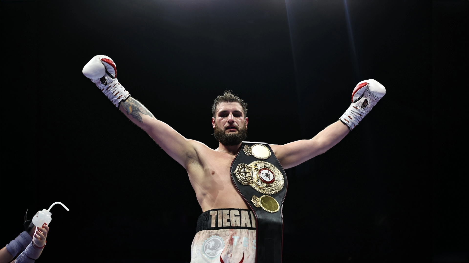 Ehtirosli etuk ayollarning uy qurilishi videosi