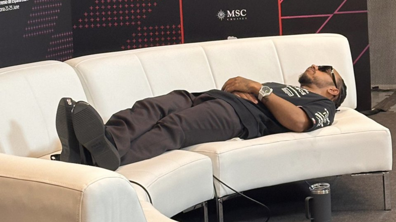 Lewis Hamilton sorprendió a todos convirtiendo la sala de prensa en su dormitorio particular tras el GP de España de F1: "Me voy a echar una siesta"