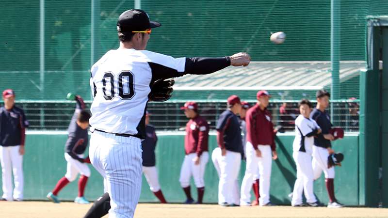 ロッテ移籍の鳥谷が初実戦で初ヒット！ 守備でも好プレーで存在感