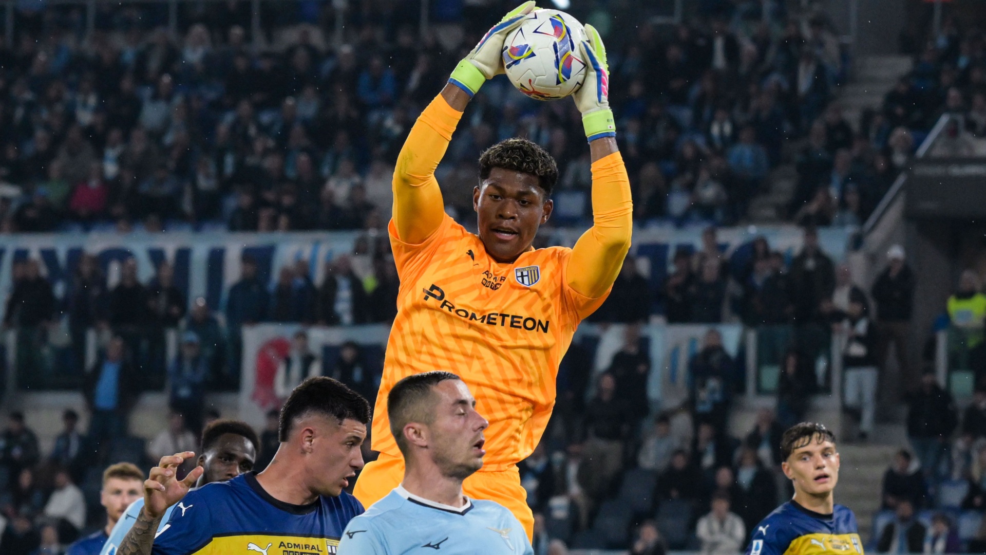 パルマGK鈴木彩艶のミリ単位のロングボールや驚きの反応＆飛び出しを伊