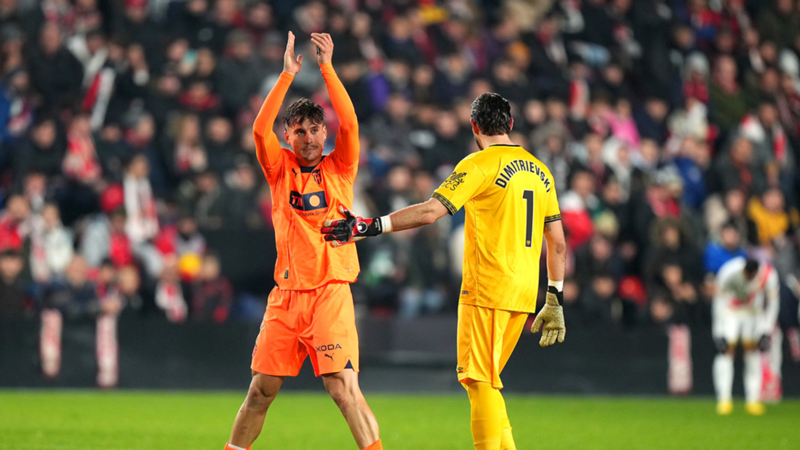 Sergi Canós y su emotiva dedicatoria tras marcar el gol de la victoria de "su" Valencia en Vallecas: "Se lo dedico a mi mamá, que está en el cielo, y a mi abuelo"