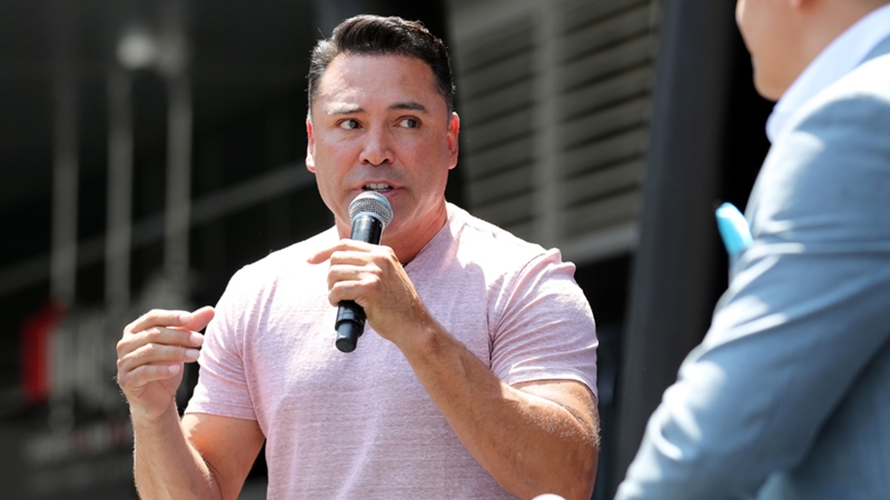 Oscar De La Hoya names the upcoming fight that reminds him of the 1990s |  DAZN News US