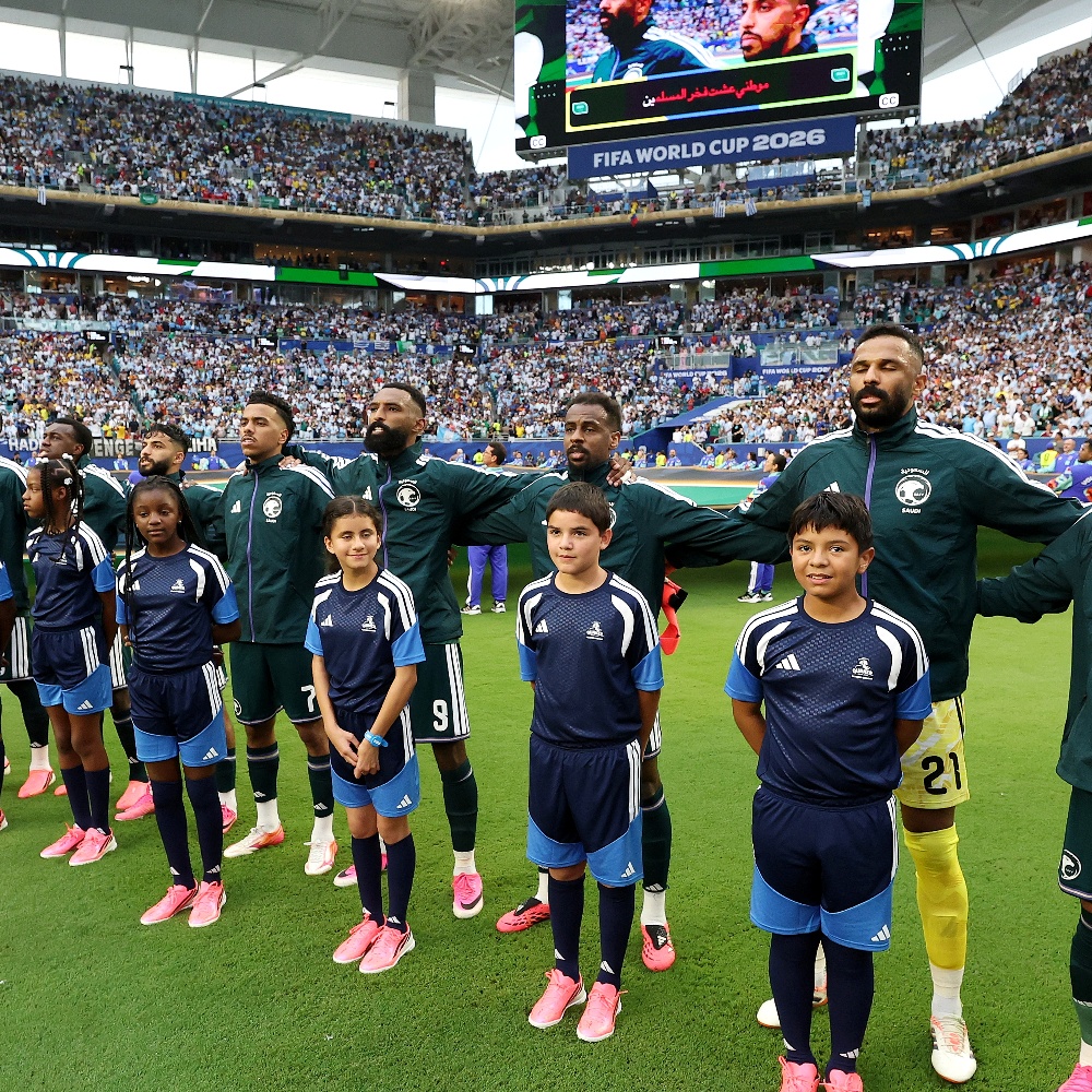 北中米W杯】サウジアアラビアvsウルグアイの試合前、巨大フラッグが