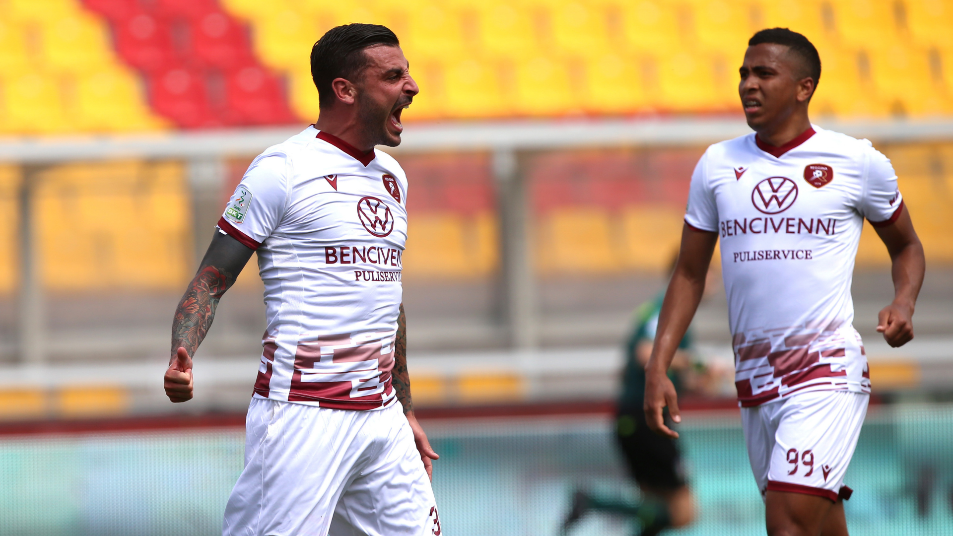 Montalto della Reggina esulta dopo il gol del pareggio contro il Lecce