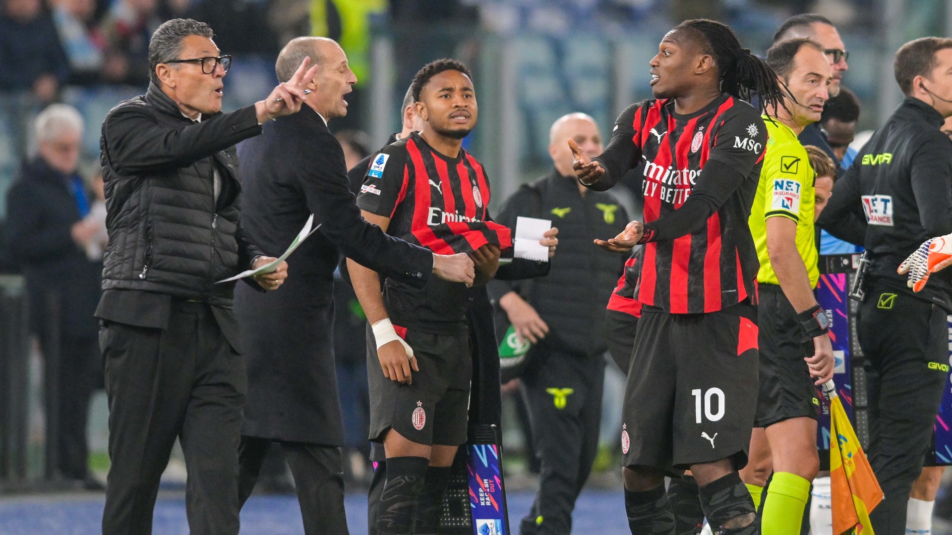負け試合の途中交代で怒り爆発のミランの10番レオンに何が起きていた