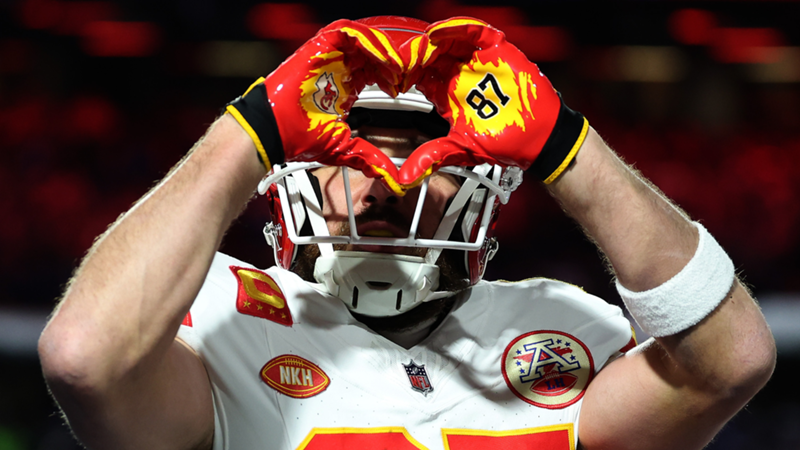 Las virales celebraciones de Travis Kelce y sus familiares tras los touchdowns ante los Buffalo Bills en los Playoffs NFL: Un corazón, el abrazo de Taylor Swift...