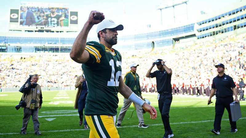 Il quarterback di Green Bay Packers Aaron Rodgers esulta al termine di una partita in NFL