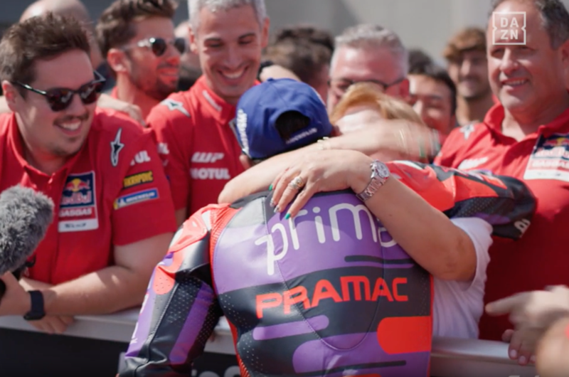 Jorge Martín, Pedro Acosta y el divertido momento con la abuela del piloto de GasGas en Aragón: "Cómo me gusta que estéis los dos arriba"