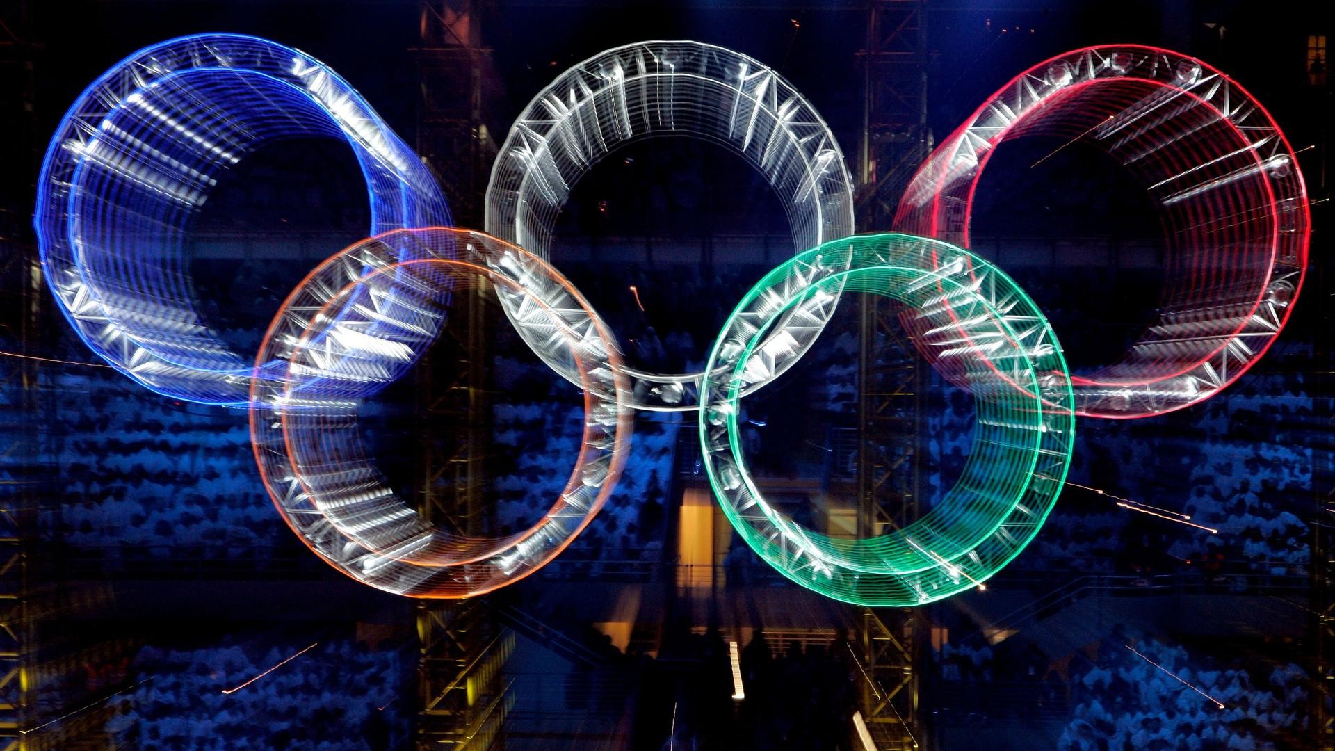 I cinque cerchi olimpici illuminati alla cerimonia d'apertura