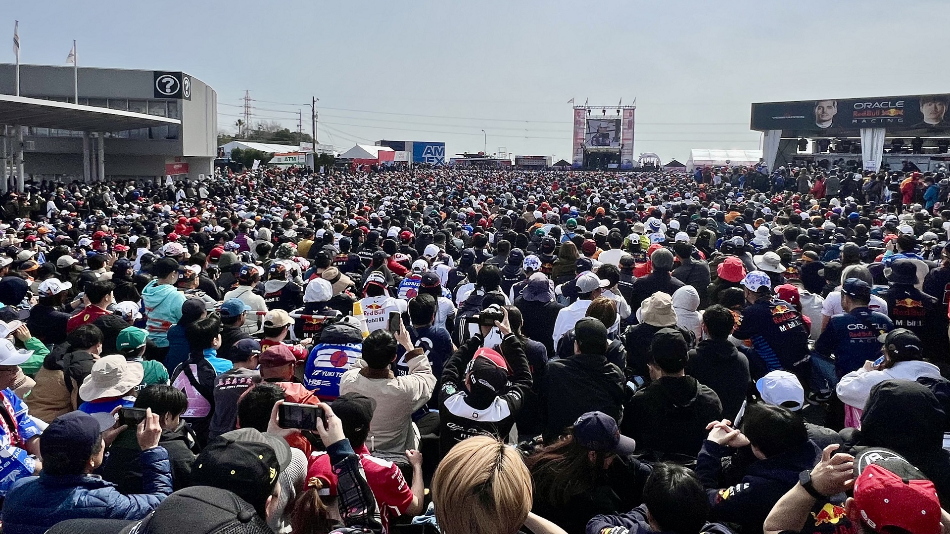 鈴鹿には走行するドライバーと目線の合う観客席が存在する…佐藤琢磨氏