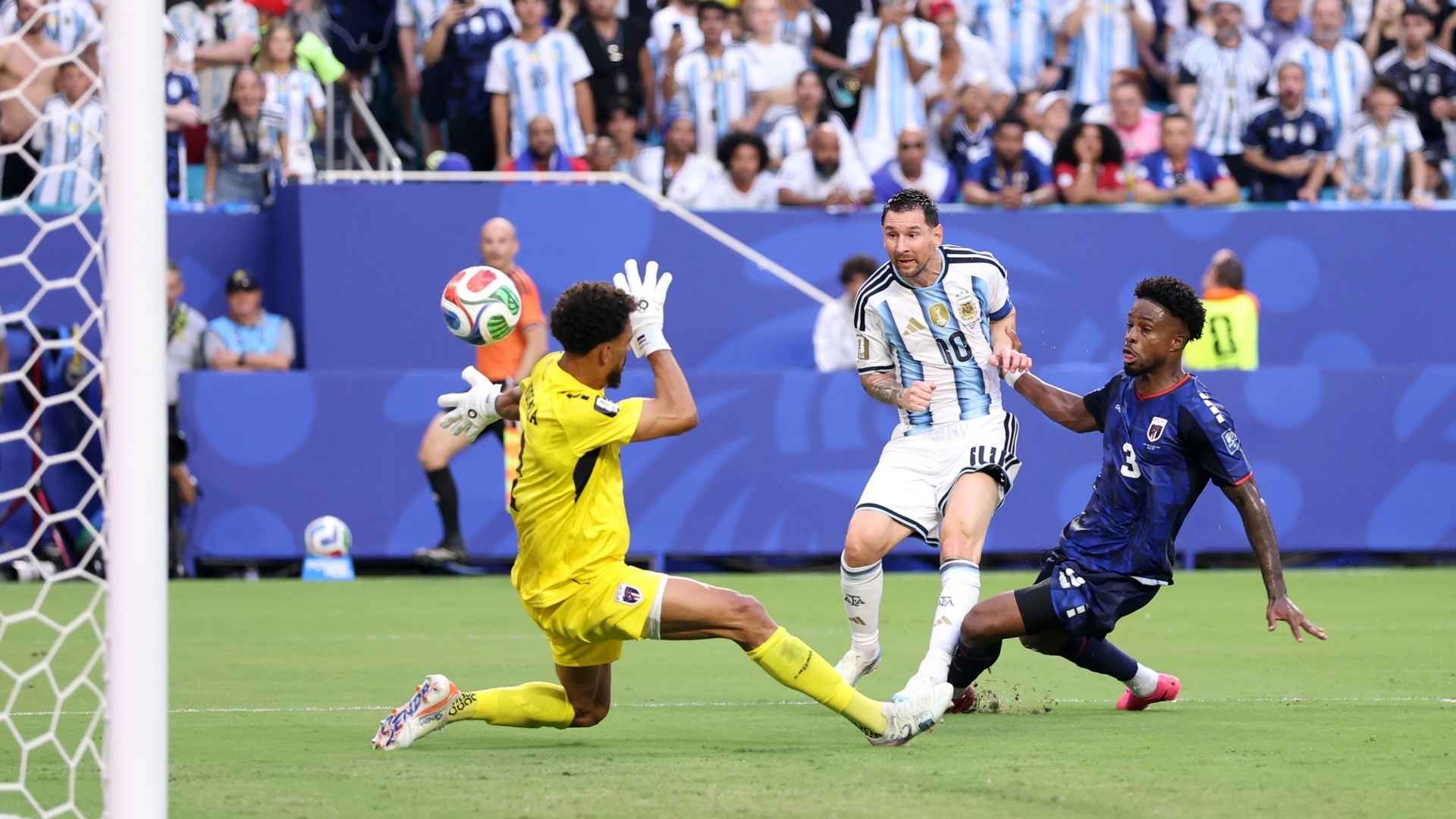 神の子”メッシがW杯通算20ゴール目に到達！…巧みなトラップから左足で