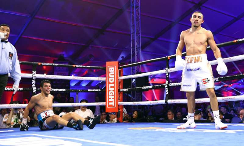 Teófimo López acabó con Pedro Campa en su debut en las 140 libras