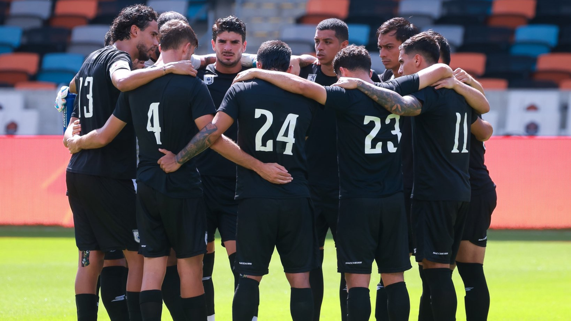 Pertandingan sepak bola antara Querétaro dan Toluca di Estadio Corregidora, menampilkan stadion dan suporter