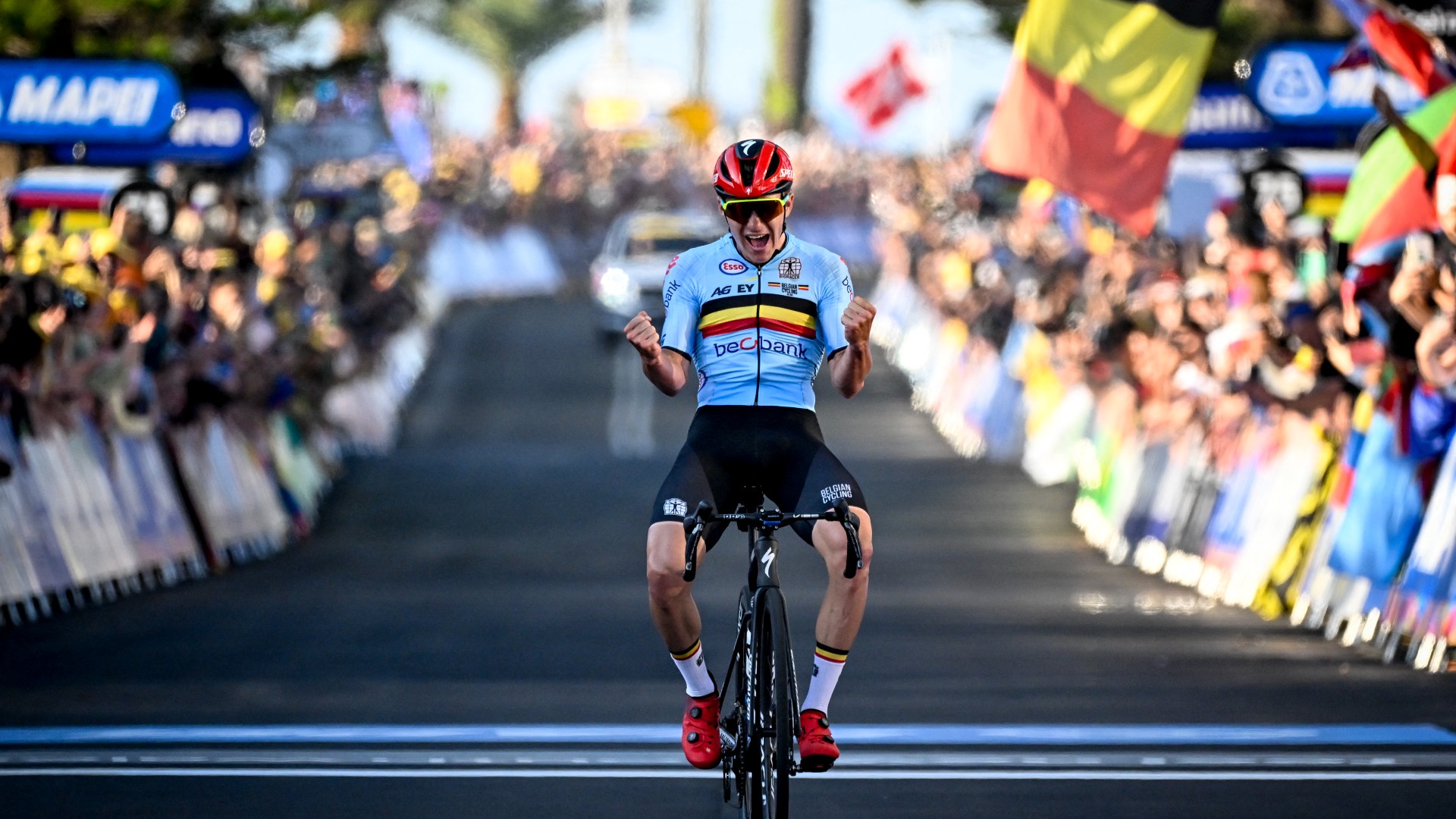 Remco Evenepoel esulta al traguardo durante il mondiale di ciclismo