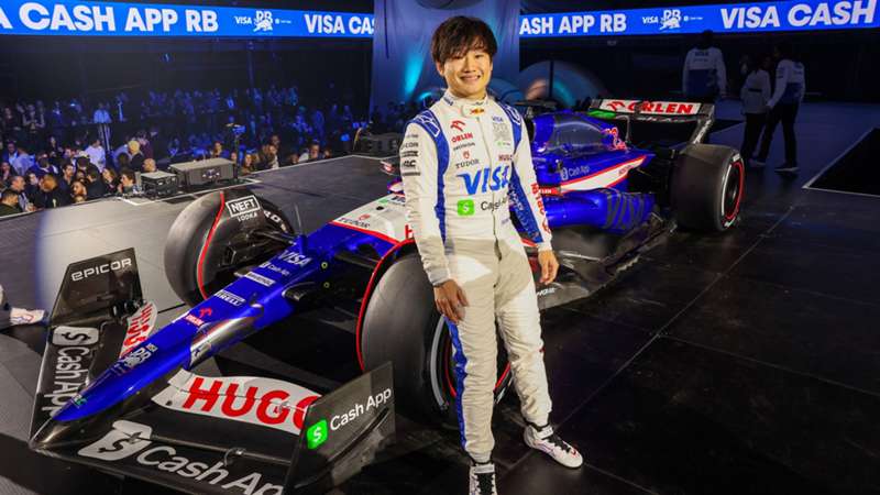 角田裕毅「今年の車とスーツはまた一段とかっこいい！」新マシンVCARB 01お披露目、4年目のシーズンに照準｜F1