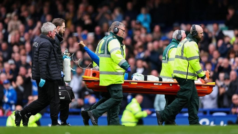 Beto perdeu os sentidos no jogo com o Nottingham Forest. Vê aqui o lance