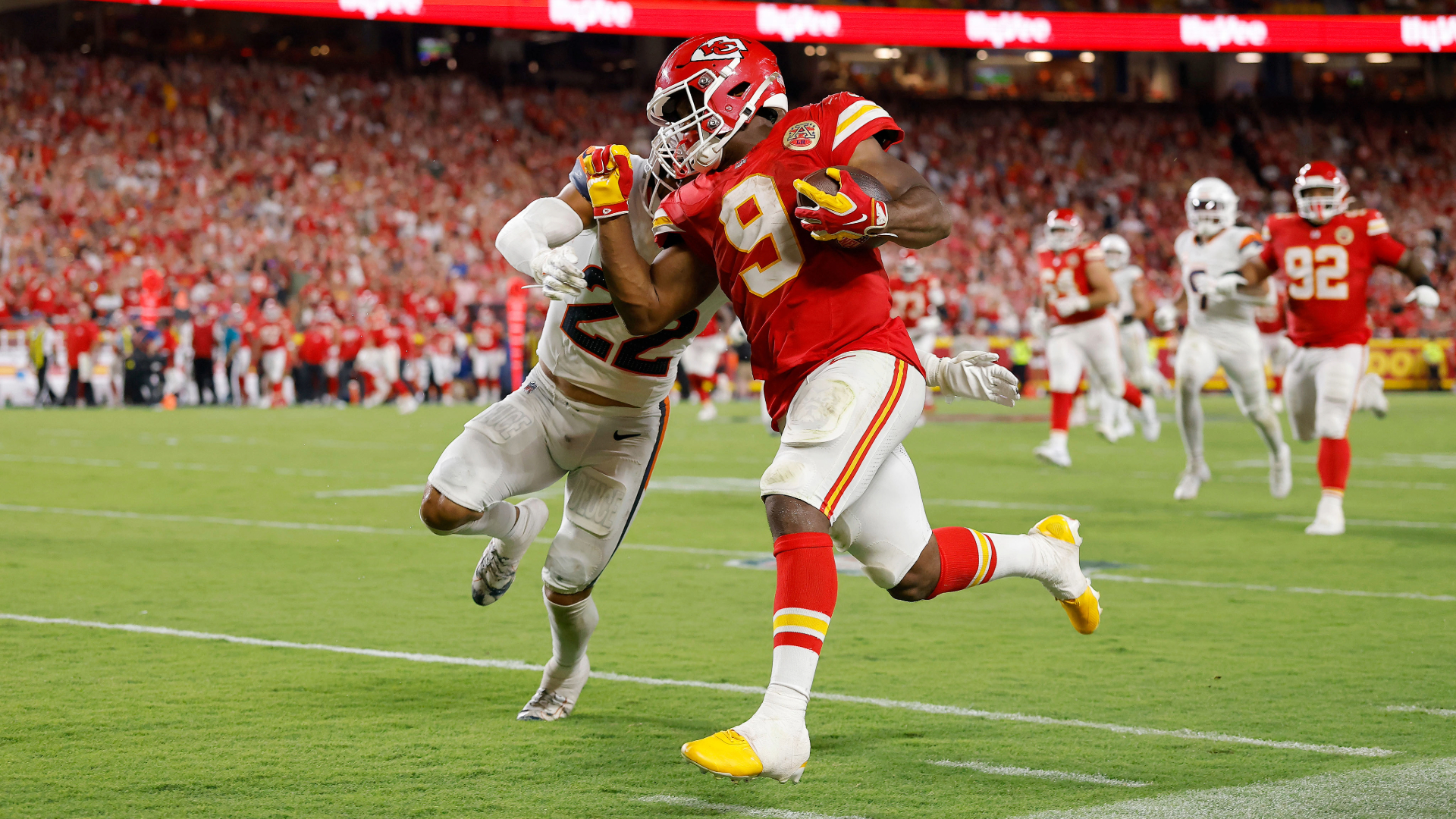 Kenneth Walker contra os Broncos (Foto: David Eulitt/Stringer)