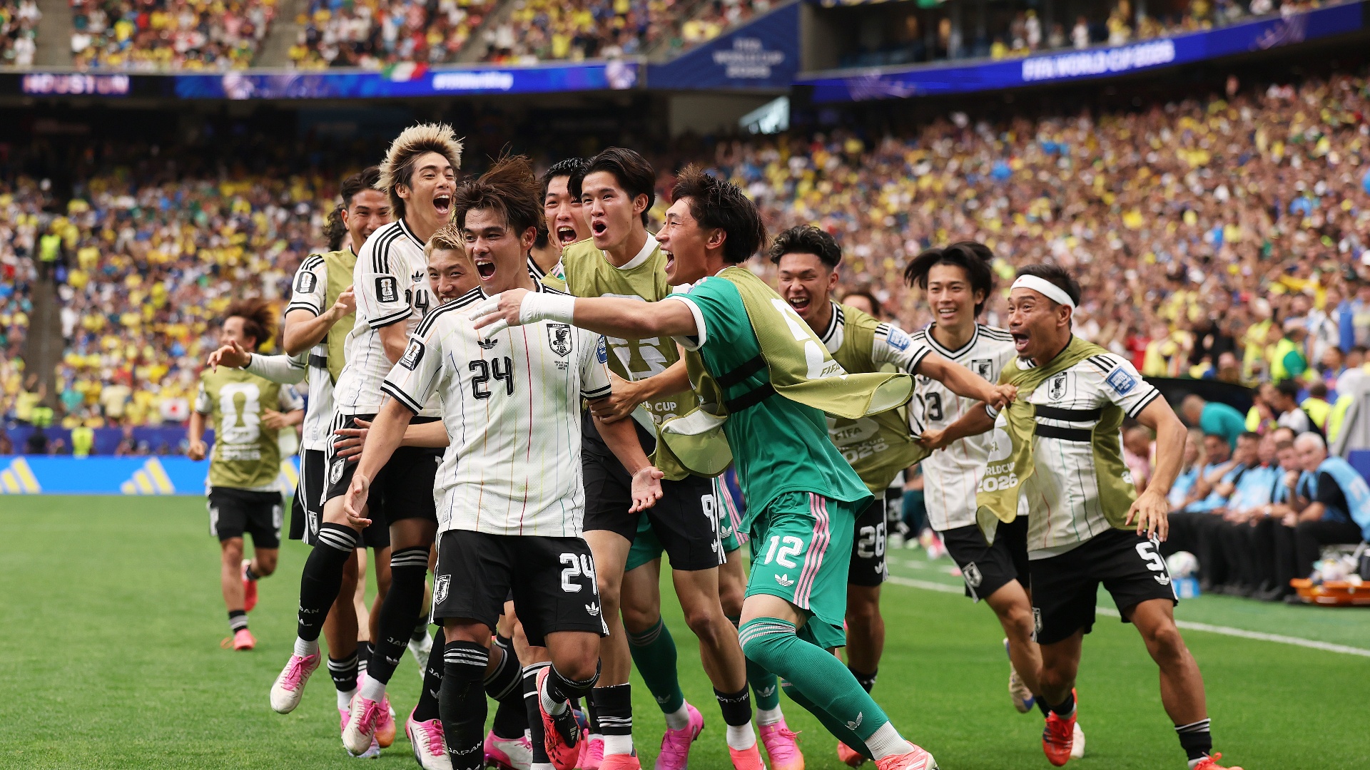 佐野海舟がパスカット→ドリブルから右足一閃！ 日本が“王国”ブラジル