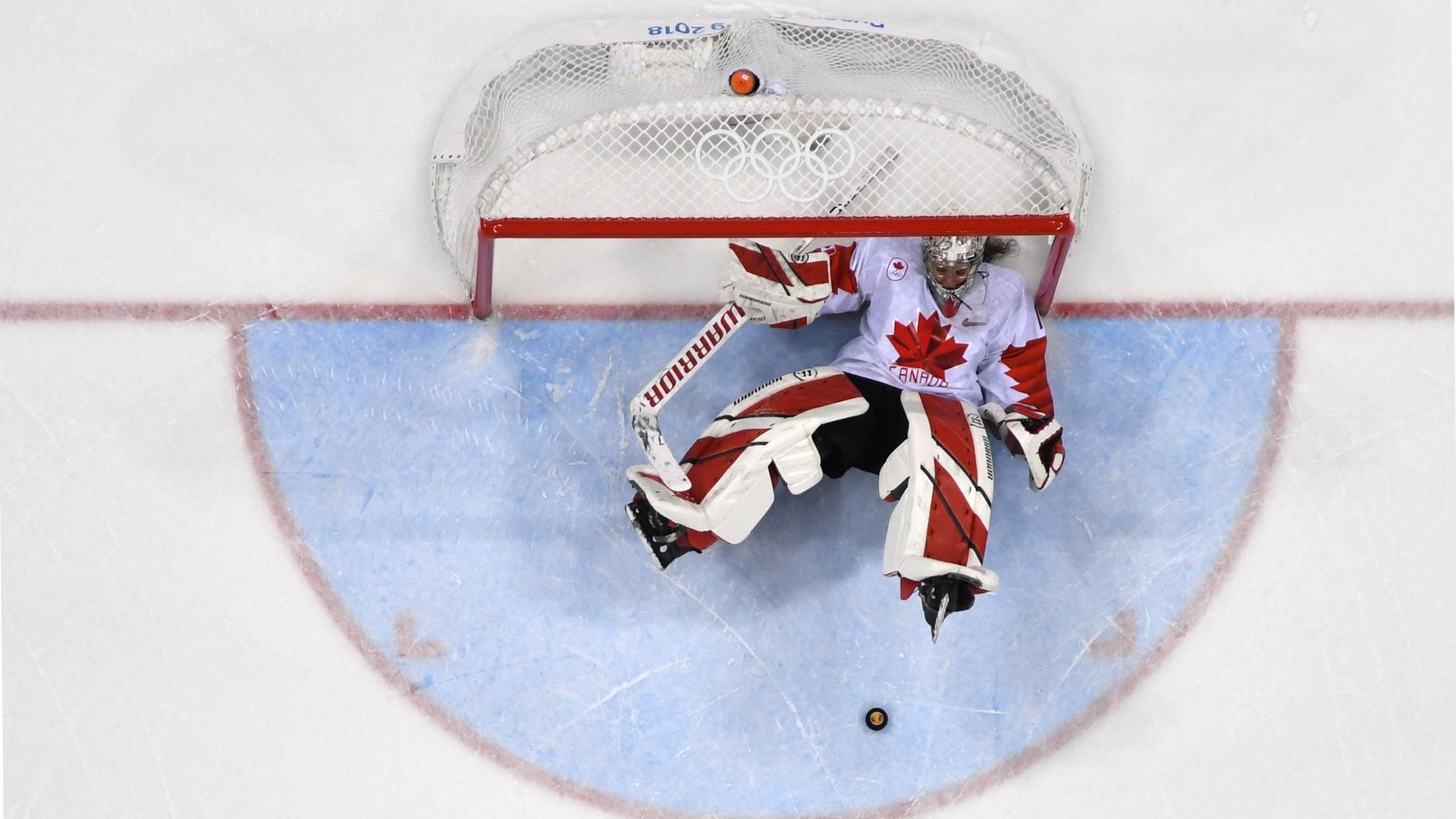 Il portiere del Canada di hockey su ghiaccio sdraiato davanti alla propria porta