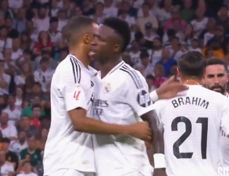 "Kylian, tú": Vinicius y el gesto con el que 'cedió' el penalti a Mbappé en su estreno goleador en el Santiago Bernabéu