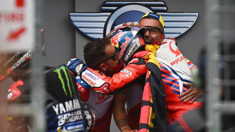 Jorge Martín y la bonita historia de la bandera de España de sus padres con la que celebró su victoria en MotoGP