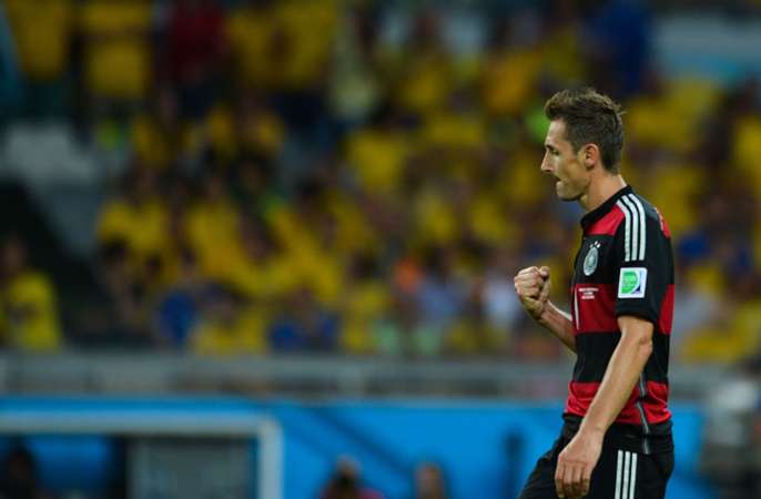 Klose esulta dopo avere segnato al Brasile la sua sedicesima rete ai mondiali