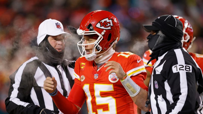 Patrick Mahomes y el tremendo golpe por el que su casco acabó roto en el Kansas City Chiefs vs Miami Dolphins de los Playoffs NFL