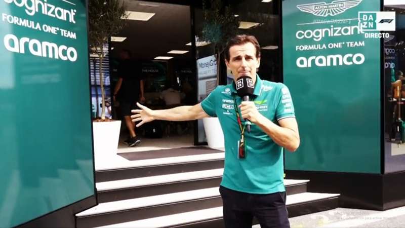 Pedro de la Rosa enseña en DAZN el hogar de Fernando Alonso y Aston Martin durante un GP del Mundial de F1 2023