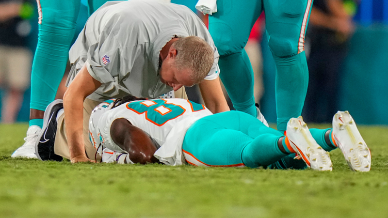 Otro susto en pretemporada: Jacksonville Jaguars y Miami Dolphins terminan prematuramente su partido tras un golpe de Daewood Davis